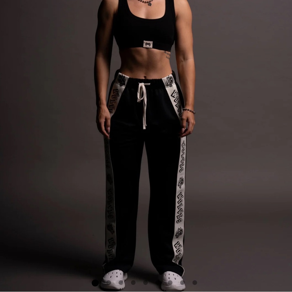 NEVER GIVE UP SHE ROADSTER TRACK PANTS IN BLACK/CREAM